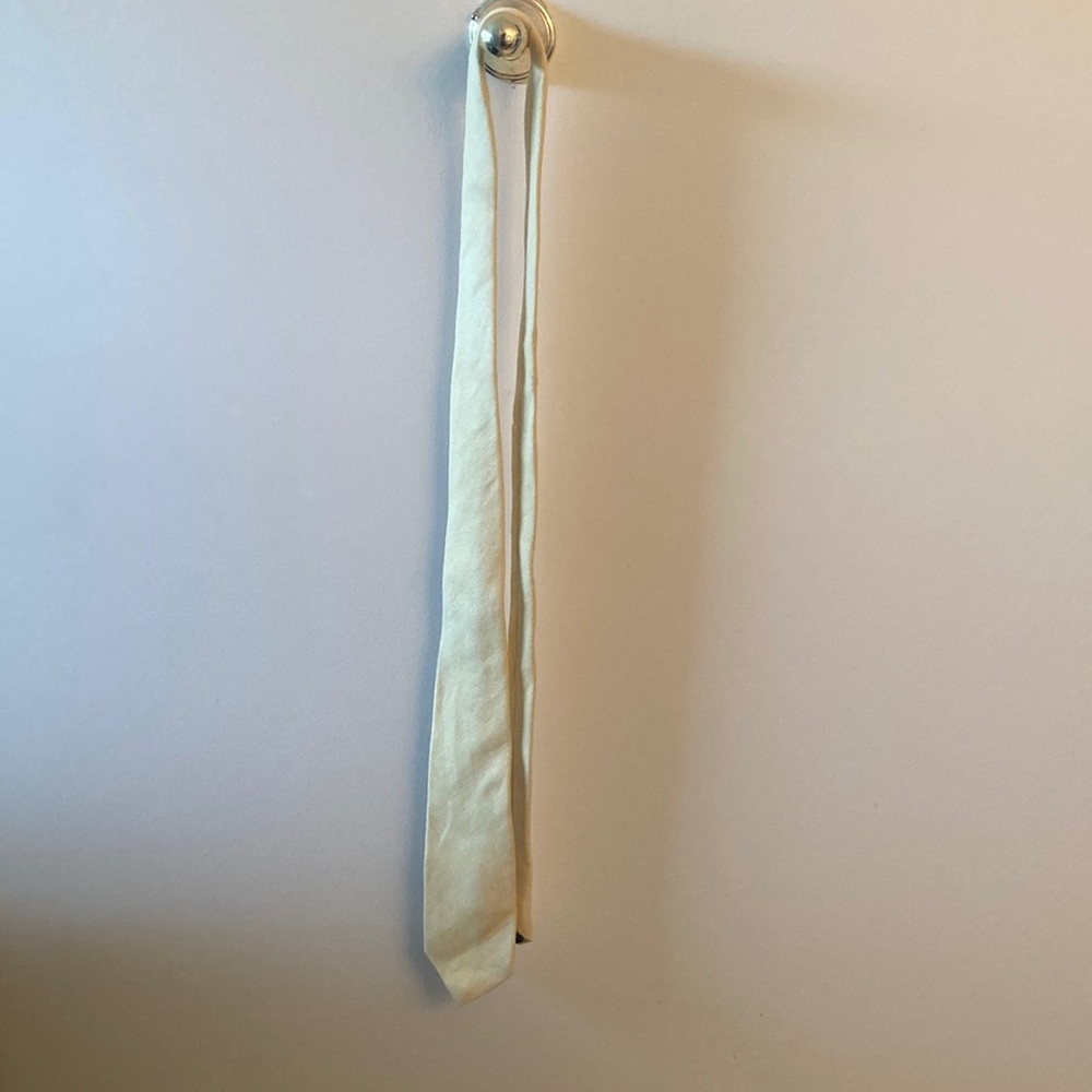 Oakton Ltd skinny tie pastel yellow from 1980s